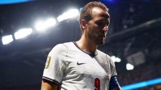 Futebol — Copa do Mundo da FIFA 2026 — semifinal — Inglaterra x Argentina — Estádio de Atlanta, Atlanta, Geórgia, EUA — 15/07/2026. Harry Kane, da Inglaterra, deixa o gramado abatido após a partida, que terminou com a eliminação da seleção inglesa da Copa do Mundo.