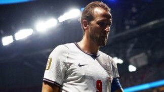 Futebol — Copa do Mundo da FIFA 2026 — semifinal — Inglaterra x Argentina — Estádio de Atlanta, Atlanta, Geórgia, EUA — 15/07/2026. Harry Kane, da Inglaterra, deixa o gramado abatido após a partida, que terminou com a eliminação da seleção inglesa da Copa do Mundo.