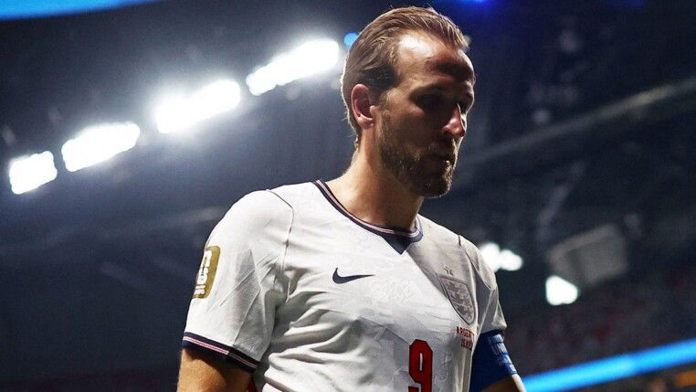 Futebol — Copa do Mundo da FIFA 2026 — semifinal — Inglaterra x Argentina — Estádio de Atlanta, Atlanta, Geórgia, EUA — 15/07/2026. Harry Kane, da Inglaterra, deixa o gramado abatido após a partida, que terminou com a eliminação da seleção inglesa da Copa do Mundo.