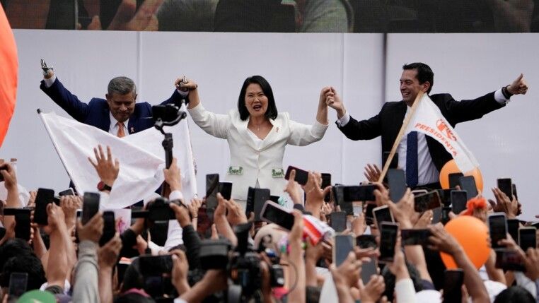 A presidente eleita do Peru, Keiko Fujimori, acena para apoiadores ao lado do vice-presidente eleito, Luis Galarreta, e do segundo vice-presidente eleito, Miguel Ángel Torres, após receber suas credenciais oficiais que confirmaram a vitória no segundo turno da eleição presidencial de 7 de junho de 2026, em Lima, Peru, em 15/07/2026.