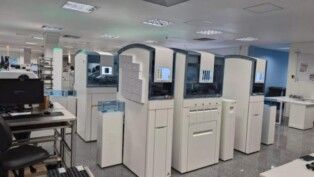 foto mostra laboratório municipal em BH