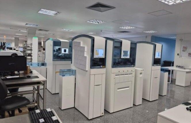 foto mostra laboratório municipal em BH