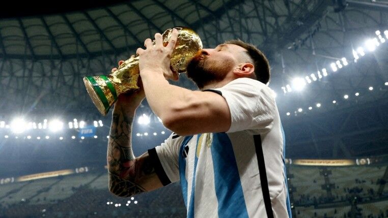 Futebol — Copa do Mundo da FIFA Catar 2022 — final — Argentina x França — Estádio Lusail, Lusail, Catar — 18/12/2022. Lionel Messi, da Argentina, beija o troféu da Copa do Mundo durante a comemoração do título.