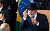 Lula mostra o dedo do meio