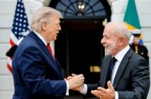 Trump e Lula se cumprimentam na Casa Branca