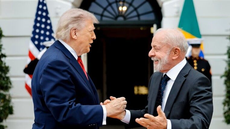 Trump e Lula se cumprimentam na Casa Branca