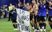 FIFA World Cup 2026 - Semi Final - England v Argentina Soccer Football - FIFA World Cup 2026 - Semi Final - England v Argentina - Atlanta Stadium, Atlanta, Georgia, U.S. - July 15, 2026 Argentina's Lisandro Martinez and Giovani Lo Celso celebrate with a banner after the match as Argentina qualify for the final of the World Cup REUTERS/Amanda Perobelli