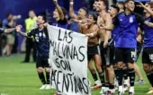 FIFA World Cup 2026 - Semi Final - England v Argentina Soccer Football - FIFA World Cup 2026 - Semi Final - England v Argentina - Atlanta Stadium, Atlanta, Georgia, U.S. - July 15, 2026 Argentina's Lisandro Martinez and Giovani Lo Celso celebrate with a banner after the match as Argentina qualify for the final of the World Cup REUTERS/Amanda Perobelli