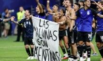Soccer Football - FIFA World Cup 2026 - Semi Final - England v Argentina - Atlanta Stadium, Atlanta, Georgia, U.S. - July 15, 2026 Argentina's Lisandro Martinez and Giovani Lo Celso celebrate with a banner after the match as Argentina qualify for the final of the World Cup REUTERS/Amanda Perobelli
