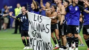 Soccer Football - FIFA World Cup 2026 - Semi Final - England v Argentina - Atlanta Stadium, Atlanta, Georgia, U.S. - July 15, 2026 Argentina's Lisandro Martinez and Giovani Lo Celso celebrate with a banner after the match as Argentina qualify for the final of the World Cup REUTERS/Amanda Perobelli