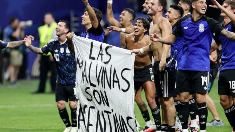 Soccer Football - FIFA World Cup 2026 - Semi Final - England v Argentina - Atlanta Stadium, Atlanta, Georgia, U.S. - July 15, 2026 Argentina's Lisandro Martinez and Giovani Lo Celso celebrate with a banner after the match as Argentina qualify for the final of the World Cup REUTERS/Amanda Perobelli
