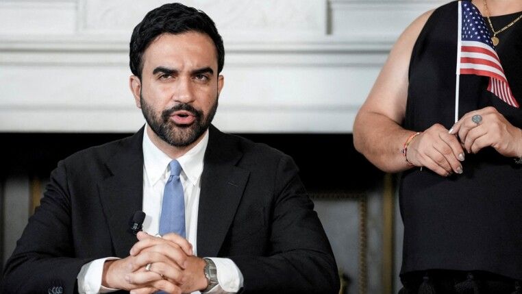 O prefeito de Nova York, Zohran Mamdani, discursa durante cerimônia em comemoração aos 250 anos da independência dos Estados Unidos, na Prefeitura de Nova York, EUA, em 03/07/2026