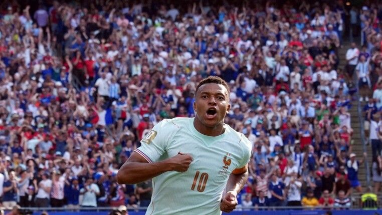 Futebol — Copa do Mundo da FIFA 2026 — quartas de final — França x Marrocos — Estádio de Boston, Foxborough, Massachusetts, EUA — 09/07/2026. Kylian Mbappé, da França, comemora após marcar o primeiro gol da equipe.