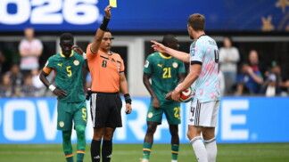 O zagueiro Brandon Mechele, da Bélgica, recebe cartão amarelo durante jogo com Senegal pelas oitavas de final da Copa do Mundo 2026