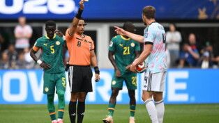 O zagueiro Brandon Mechele, da Bélgica, recebe cartão amarelo durante jogo com Senegal pelas oitavas de final da Copa do Mundo 2026