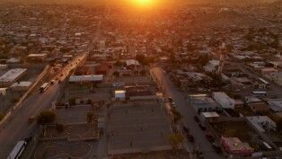 Imagem aérea mostra o campo de futebol onde Idaly Juache costumava jogar. Seus restos mortais foram encontrados dois anos após seu desaparecimento, em 2010, no Vale de Juárez. O registro foi feito em Ciudad Juárez, México, em 22/06/2026, enquanto o governo afirma que apoiar as "madres buscadoras" (mães que procuram familiares desaparecidos) é prioridade, mas parentes de desaparecidos denunciam burocracia, falta de apoio financeiro e a necessidade de realizar buscas por conta própria em áreas controladas por cartéis.