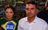 Michele Bolsonaro e Flávio Bolsonaro Brasil, Brasília, DF. 07/10/2025. A ex-primeira-dama da República e então presidente nacional do PL Mulher, Michelle Bolsonaro, e o senador Flávio Bolsonaro (PL-RJ) durante manifestação na Esplanada dos Ministérios, em Brasília, em defesa da anistia do ex-presidente Jair Bolsonaro e demais condenados por tentativa de golpe de Estado. -