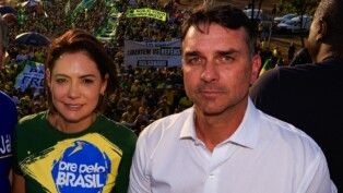 Brasil, Brasília, DF. 07/10/2025. A ex-primeira-dama da República e então presidente nacional do PL Mulher, Michelle Bolsonaro, e o senador Flávio Bolsonaro (PL-RJ) durante manifestação na Esplanada dos Ministérios, em Brasília, em defesa da anistia do ex-presidente Jair Bolsonaro e demais condenados por tentativa de golpe de Estado. -