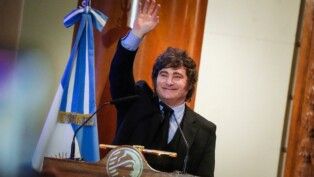 O presidente da Argentina, Javier Milei, acena durante cerimônia em comemoração aos 172 anos da Bolsa de Comércio de Buenos Aires, na capital argentina, em 16/07/2026.