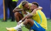 Futebol — Copa do Mundo da FIFA 2026 — oitavas de final — Brasil x Noruega — Estádio de Nova York–Nova Jersey, em East Rutherford, Nova Jersey, EUA — 05/07/2026. Neymar e Raphinha, do Brasil, demonstram decepção após a partida, que terminou com a eliminação da Seleção Brasileira da Copa do Mundo.