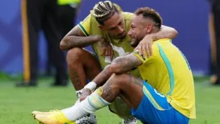 Futebol — Copa do Mundo da FIFA 2026 — oitavas de final — Brasil x Noruega — Estádio de Nova York–Nova Jersey, em East Rutherford, Nova Jersey, EUA — 05/07/2026. Neymar e Raphinha, do Brasil, demonstram decepção após a partida, que terminou com a eliminação da Seleção Brasileira da Copa do Mundo.