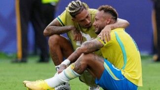 Futebol — Copa do Mundo da FIFA 2026 — oitavas de final — Brasil x Noruega — Estádio de Nova York–Nova Jersey, em East Rutherford, Nova Jersey, EUA — 05/07/2026. Neymar e Raphinha, do Brasil, demonstram decepção após a partida, que terminou com a eliminação da Seleção Brasileira da Copa do Mundo.