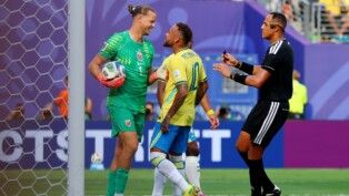 Neymar discute com Nyland