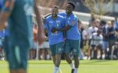 Neymar e Vinicius Jr. se abraçam durante treino da Seleção em Nova Jersey