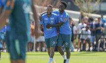 Neymar e Vinicius Jr. se abraçam durante treino da Seleção em Nova Jersey
