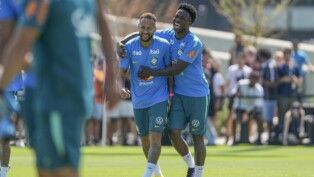 Neymar e Vinicius Jr. se abraçam durante treino da Seleção em Nova Jersey