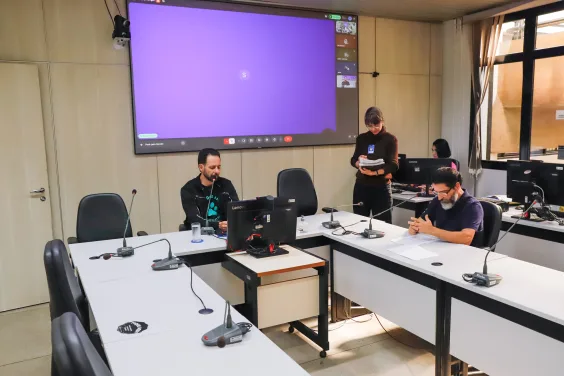 foto mostra comissão na câmara de BH