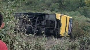 Ônibus com romeiros tomba em Canindé e deixa dois mortos no CE