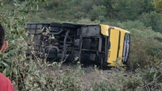 Ônibus com romeiros tomba em Canindé e deixa dois mortos no CE