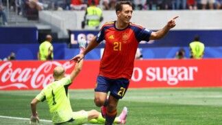 Mikel Oyarzabal, da Espanha, comemora após marcar o terceiro gol da equipe contra a Áustria