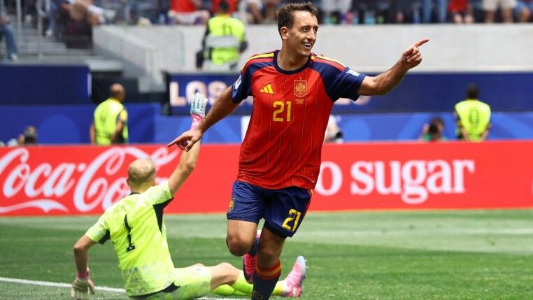 Mikel Oyarzabal, da Espanha, comemora após marcar o terceiro gol da equipe contra a Áustria
