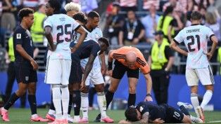 Futebol — Copa do Mundo da FIFA 2026 — oitavas de final — Estados Unidos x Bélgica — Estádio de Seattle, Seattle, Washington, EUA — 06/07/2026. Christian Pulisic, dos Estados Unidos, reage após sofrer uma lesão durante a partida.