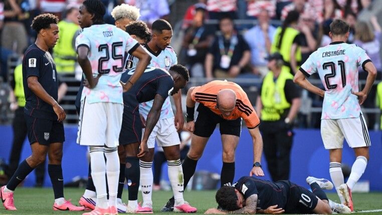 Futebol — Copa do Mundo da FIFA 2026 — oitavas de final — Estados Unidos x Bélgica — Estádio de Seattle, Seattle, Washington, EUA — 06/07/2026. Christian Pulisic, dos Estados Unidos, reage após sofrer uma lesão durante a partida.