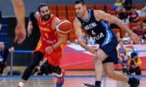 Ricky Rubio, da seleção espanhola, a disputar a bola com Scola, jogador da seleção argentina, durante a Copa do Mundo de basquete de 2019