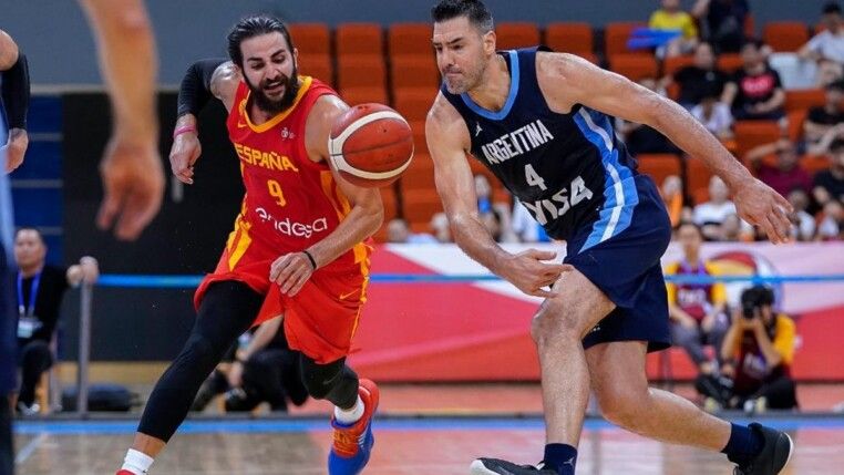 Ricky Rubio, da seleção espanhola, a disputar a bola com Scola, jogador da seleção argentina, durante a Copa do Mundo de basquete de 2019