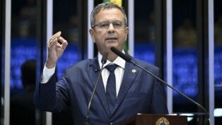 O senador Rogerio Marinho (PL-RN) na tribuna do plenário do Senado