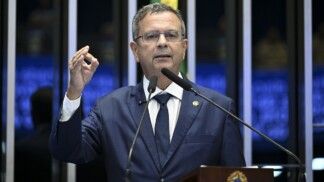 O senador Rogerio Marinho (PL-RN) na tribuna do plenário do Senado