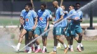 Treino da seleção sob forte calor