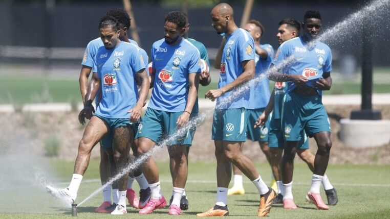 Treino da seleção sob forte calor