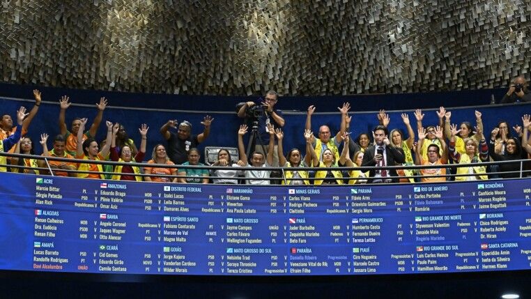 Plenário do Senado Federal durante sessão deliberativa ordinária. Ordem do dia. Na pauta, a deliberação das Medidas Provisórias nºs 1.342 e 1.344, de 2026, e dos demais itens constantes da pauta publicada pela Secretaria-Geral da Mesa. Agentes de Saúde comemoram
