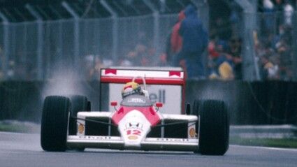 Ayrton Senna pilota sua McLaren no autódromo de Silverstone, na Inglaterra