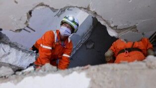 Integrantes da CEPA Argentina participam das operações de resgate após os terremotos de 24/06, em La Guaira, Venezuela, em 06/07/2026.