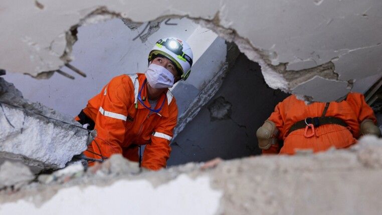 Integrantes da CEPA Argentina participam das operações de resgate após os terremotos de 24/06, em La Guaira, Venezuela, em 06/07/2026.