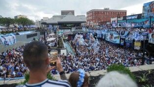 Torcedores da Argentina se reúnem no complexo Underground Atlanta na véspera da semifinal entre Argentina e Inglaterra pela Copa do Mundo da FIFA 2026, em Atlanta, Geórgia, EUA, em 14/07/2026.