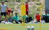Futebol — Copa do Mundo da FIFA 2026 — treino da Bélgica — Carson Sports Park, Carson, Califórnia, EUA — 09/07/2026. Senne Lammens, Kevin De Bruyne, Thibaut Courtois e Timothy Castagne durante treinamento da seleção belga.
