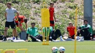 Futebol — Copa do Mundo da FIFA 2026 — treino da Bélgica — Carson Sports Park, Carson, Califórnia, EUA — 09/07/2026. Senne Lammens, Kevin De Bruyne, Thibaut Courtois e Timothy Castagne durante treinamento da seleção belga.